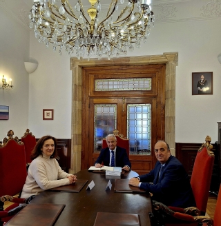 El presidente del TSJA, con los decanos de los procuradores de Oviedo, Encarnación Losa, y Gijón, Javier Gómez Mendoza